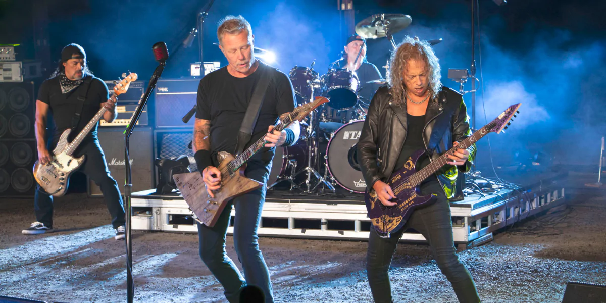 Banda Metallica se apresentando em um estúdio em Nova York