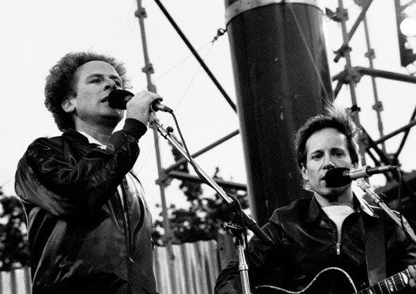 Simon & Garfunkel se apresentando em um show nos anos 80