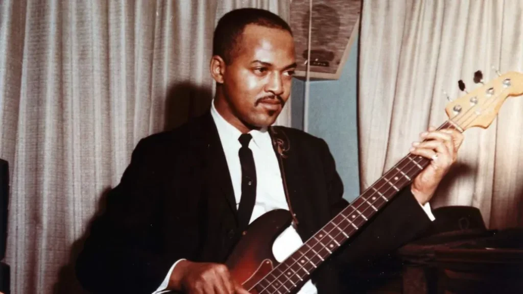 James Jamerson criou o que se tornaria a base do rock and roll e do baixo R&B como parte da banda house da Motown, The Funk Brothers. 