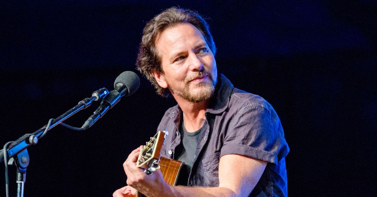 Eddie Vedder é um cantor, compositor e músico americano, mais conhecido por ser o vocalista e um dos guitarristas da banda de rock Pearl Jam.